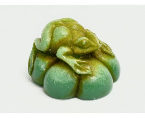 A signed Chinese Jade frog. 4cm 