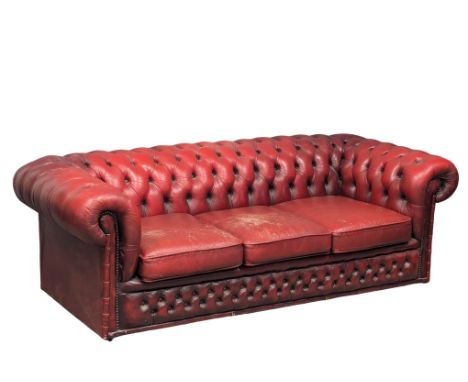 A 3 seater Chesterfield style button back sofa, 198cm 