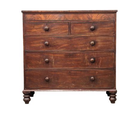 A large Victorian mahogany chest of drawers. 122x56.5x121.5cm 