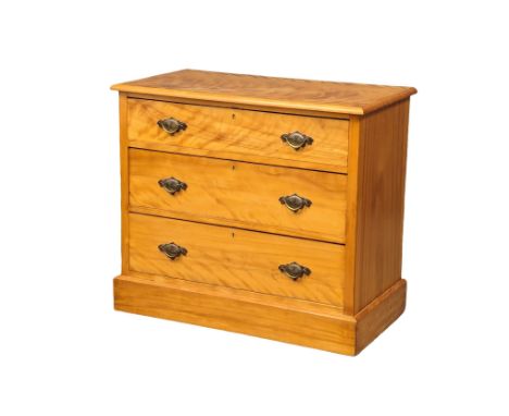 A Late Victorian Satin Birch chest of drawers. Circa 1900.   91x47.5x79cm 