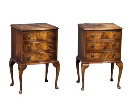 A pair of small mahogany Georgian style chest of drawers / bedside chests. 43.5x33.5x69cm