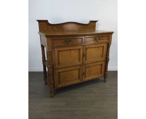 EARLY 20TH CENTURY LIGHT OAK SIDEBOARD,121cm wide
