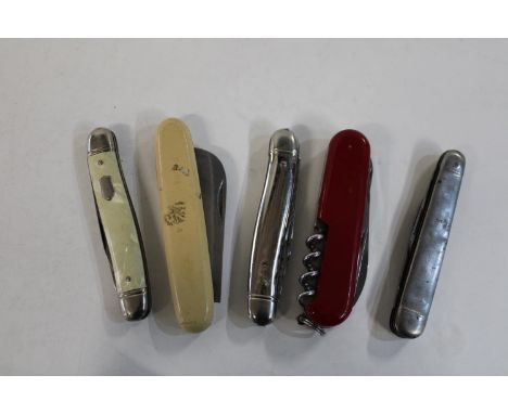 A collection of vintage pen knives 