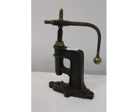 A vintage engineering tool. 27cm x 17cm 
