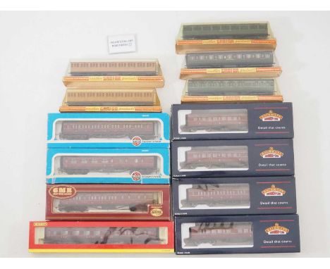 A group of OO gauge passenger coaches by BACHMANN, GRAHAM FARISH and others in various liveries - VG in G/VG boxes (13)