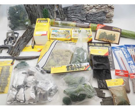 A large quantity of N scale scenic kits and accessories - G/VG in G packets/boxes where present (Q)