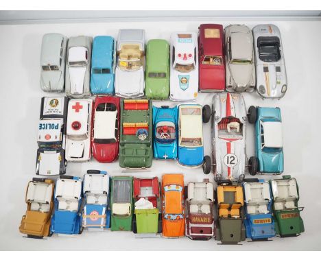 A tray of vintage tinplate and plastic cars mostly Eastern European/Czechoslovakian - F/G (unboxed) (27)