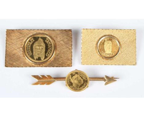 A gold brooch, designed as an arrow, mounted with a Venezuelan gold coin, weight 4g, width 5.1cm, and two rectangular gold br