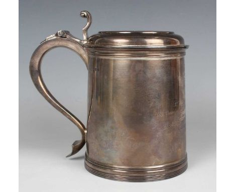 A George V silver lidded tankard of tapering cylindrical form, the front presentation and coat of arms engraved from the Wors