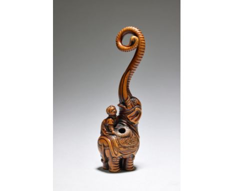 NETSUKE EN BOIS REPRÉSENTANT UN ÉLÉPHANT ET UN KARAKOPar Tsuji, Osaka, mi-/fin du XVIIIe siècleA WOOD NETSUKE OF AN ELEPHANT 