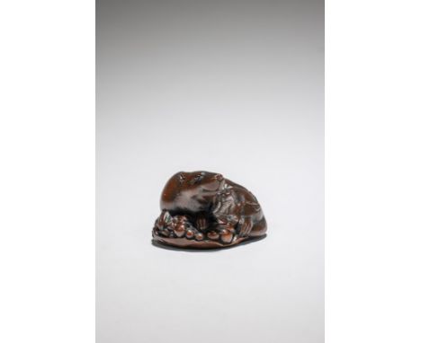 NETSUKE EN BOIS REPRÉSENTANT UN ÉCUREUIL ET SES RAISINSPar Ichimin, Nagoya, XIXe siècleA WOOD NETSUKE OF A SQUIRREL AND GRAPE
