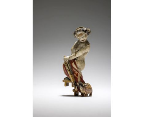 NETSUKE EN BOIS PEINT REPRÉSENTANT UNE COURTISANE ACCOMPAGNÉE D'UN CHIOTXIXe siècleA PAINTED-WOOD NETSUKE OF A COURTESAN WITH