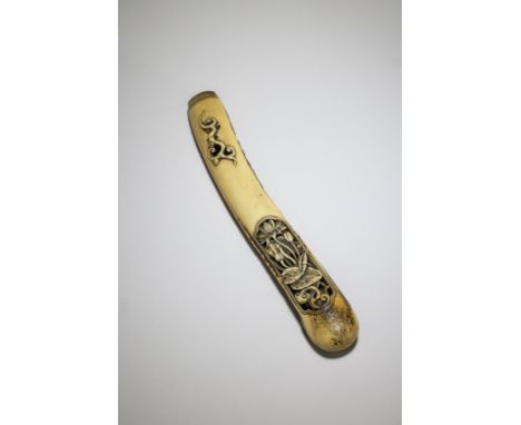 KISERUZUTSU (ETUI À PIPE) EN BOIS DE CERFPar Ozaki Kokusai (1835-1892), Shiba, Tokyo, fin du XIXe siècleA STAG-ANTLER KISERUZ