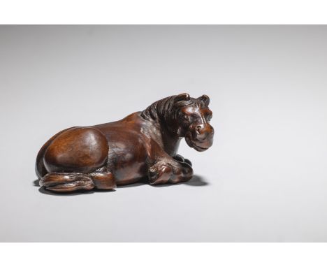 NETSUKE EN BOIS REPRÉSENTANT UN CHEVAL COUCHÉXIXe siècleA WOOD NETSUKE OF A RECUMBENT HORSE19th centuryThe horse lying down, 