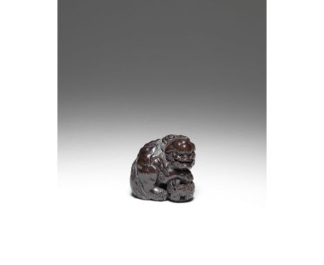 NETSUKE EN BOIS REPRÉSENTANT UN SHISHIPar Yusai, début du XIXe siècleA WOOD NETSUKE OF A SHISHI (CHINESE MYTHICAL LION)By Yus