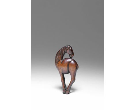 NETSUKE EN BOIS REPRÉSENTANT UN CHEVALFin du XVIIIe siècleA WOOD NETSUKE OF A HORSELate 18th centuryThe horse standing uprigh