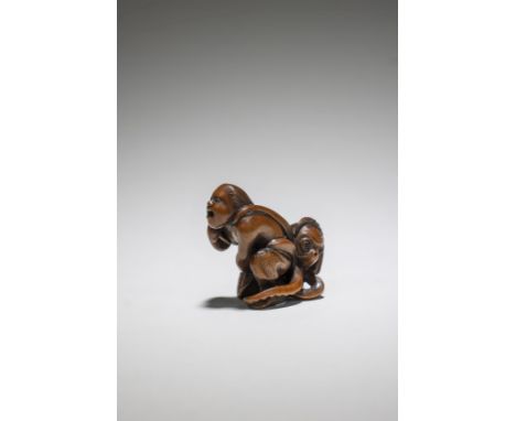 NETSUKE EN BOIS REPRÉSENTANT UNE AMA (PÊCHEUSE) ET UNE PIEUVREPar Sugunoya Shoko, XIXe siècleA WOOD NETSUKE OF AN AMA (FISHER