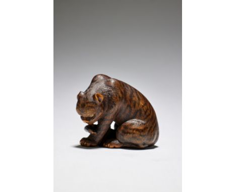 NETSUKE EN BOIS REPRÉSENTANT UN TIGREPar Tomokazu, Gifu, milieu du XIXe siècleA WOOD NETSUKE OF A TIGERBy Tomokazu, Gifu, mid