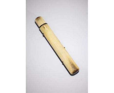 KISERUZUTSU (ETUI À PIPE) EN BOIS LAQUÉ ET EN BOIS DE CERFPar Tosai, mi-/fin du XIXe siècle A LACQUERED-WOOD AND STAG-ANTLER 