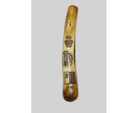 KISERUZUTSU (ETUI À PIPE) EN BOIS DE CERFPar Ozaki Kokusai (1835-1892), Shiba, Tokyo, fin du XIXe siècleA STAG-ANTLER KISERUZ