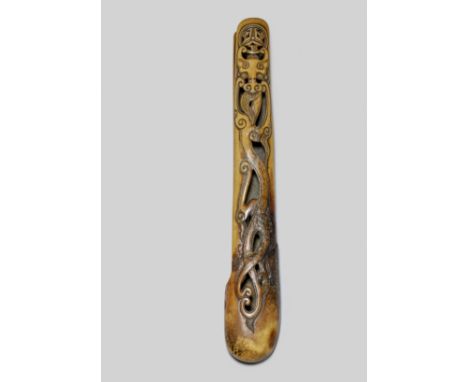 KISERUZUTSU (ETUI À PIPE) EN BOIS DE CERFPar Ozaki Kokusai (1835-1894), Shiba, Tokyo, fin du XIXe siècleA STAG-ANTLER KISERUZ