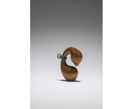 NETSUKE EN BOIS REPRÉSENTANT UNE GOURDEXIXe siècleA WOOD NETSUKE OF A GOURD19th centuryThe smooth polished wood body of the d