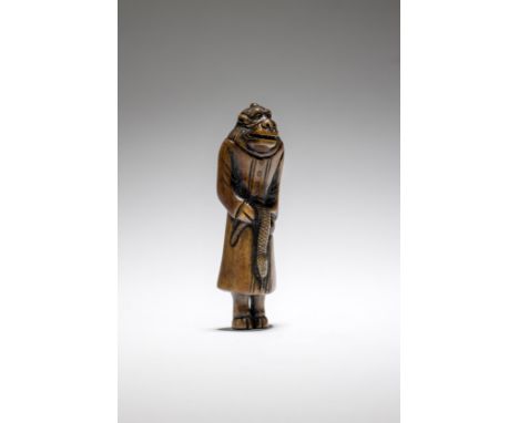 NETSUKE EN BOIS REPRÉSENTANT UN ANIMAL FANTASTIQUE TENANT UN SERPENTXIXe siècleA WOOD NETSUKE OF A MYTHOLOGICAL CREATURE HOLD