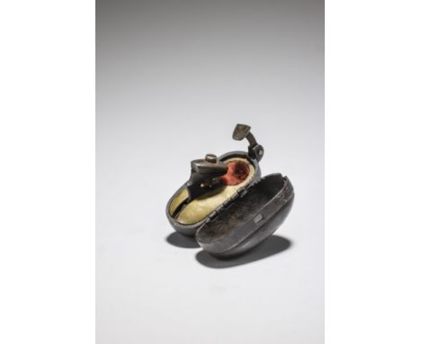 HIUCHI NETSUKE EN FERÉcole de Myochin, XIXe siècleAN IRON HIUCHI (TINDER LIGHTER) NETSUKEMyochin School, 19th centuryOf oval 