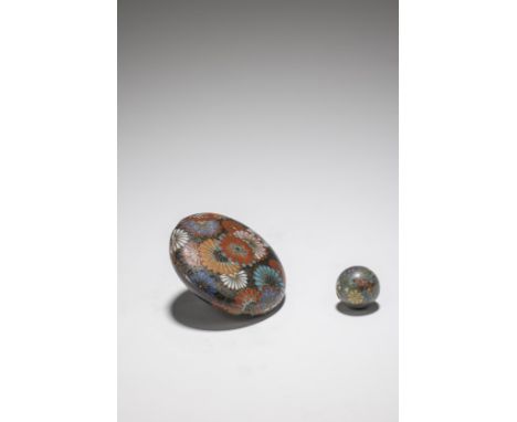MANJU NETSUKE ET OJIME EN ÉMAUX CLOISONNÉSXIXe siècleA CLOISONNÉ-ENAMEL MANJU NETSUKE AND OJIME19th centuryWorked in gilt wir