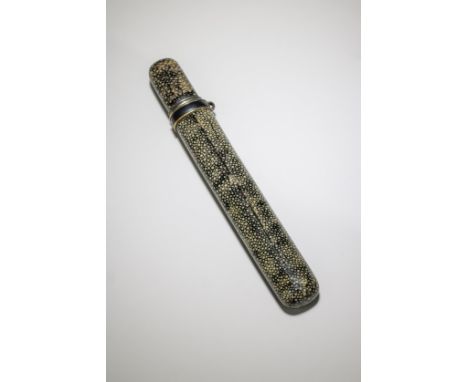 KISERUZUTSU (ETUI À PIPE) EN GALUCHATXIXe siècleA SAME (RAYSKIN) KISERUZUTSU (PIPE CASE)19th centuryOf muso-zutsu form, the s