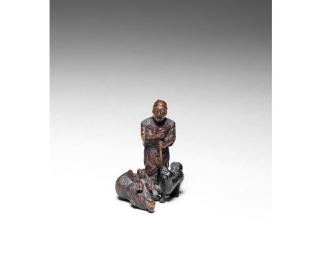 NETSUKE EN BOIS ET EN ÉBÈNE REPRÉSENTANT UN CHASSEUR AVEC SON CHIEN ET UN SANGLIERPar Minkoku, Edo, XIXe siècleA WOOD AND EBO