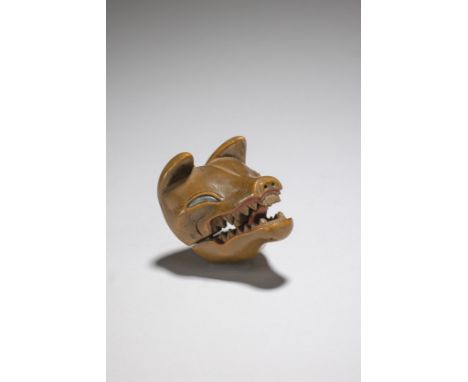 NETSUKE EN BOIS REPRÉSENTANT UN MASQUE DE KYOGENXIXe siècleA WOOD NETSUKE OF A KYOGEN MASK19th centuryRepresenting Kitsune (f