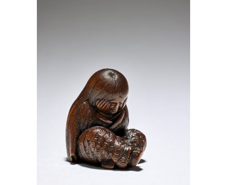 NETSUKE EN BOIS REPRÉSENTANT UN SHOJO ENDORMIPar Tadatoshi, Nagoya, XIXe siècleA WOOD NETSUKE OF A SLEEPING SHOJO (DRUNKEN SP