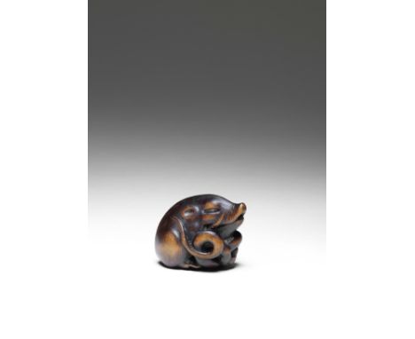 NETSUKE EN BOIS REPRÉSENTANT UN SANGLIER ET UN SERPENTPar Sari, Province d'Iwashiro, XIXe siècleA WOOD NETSUKE OF A BOAR AND 
