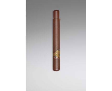KISERUZUTSU (ETUI À PIPE) EN BOIS LAQUÉ DÉCORÉ D'UN MASQUE DE GIGAKUXIXe siècleA LACQUER KISERUZUTSU (PIPE CASE) OF A GIGAKU 
