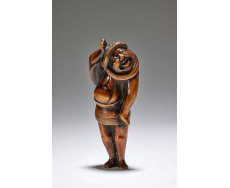 NETSUKE EN BOIS D'UN YAKKO EXÉCUTANT LA DANSE DES MOINEAUXFin du XVIIIe siècleA WOOD NETSUKE OF A YAKKO (PORTER/FOOTMAN) PERF