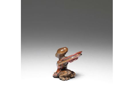 NETSUKE EN BOIS LAQUÉ REPRÉSENTANT UNE PIEUVREXIXe siècleA LACQUERED-WOOD NETSUKE OF AN OCTOPUS19th centuryThe anthropomorphi