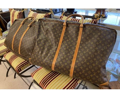 At Auction: LOUIS VUITTON-REISETASCHE MIT SCHULTERGURT.