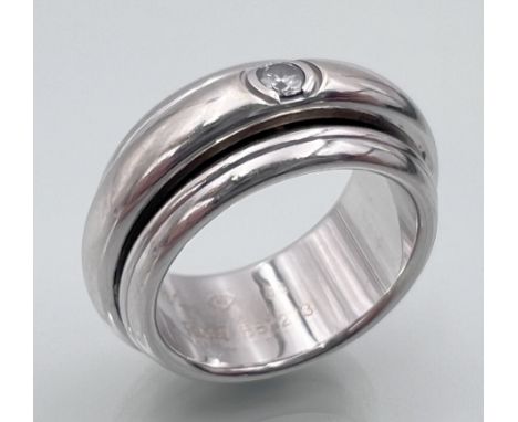 PIAGET. Ring "Possession". 750 Weißgold mit einem Diamanten von ca. 0.08 ct.Circa 21,3 Gramm Gesamtgewicht. Geriffelter Ring 