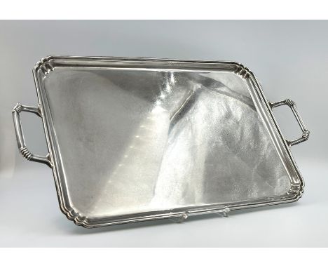 Großes Tablett. 925er Silber. England.Circa 55 cm x 32,5 cm. Circa 2.087 Gramm Gesamtgewicht. Rechteckiges Silbertablett mit 