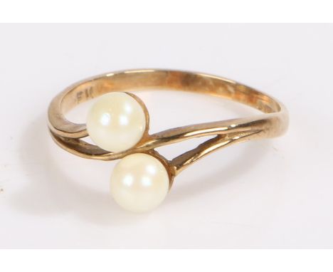 9 carat gold ring set with two pearls, ring size M, 1.5g