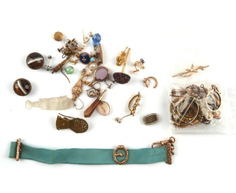 Selection of various gold jewellery, including a hallmarked 9 ct yellow gold coin mount pendant, a brooch stamped 9 ct a seed