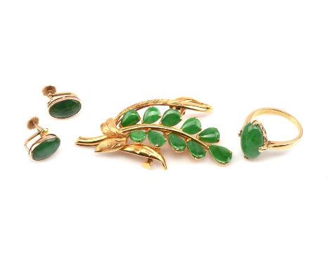 Single stone jade ring, with an oval cabochon cut jade, mounted in 18 ct gold, ring size P, together with a jade leaf brooch 