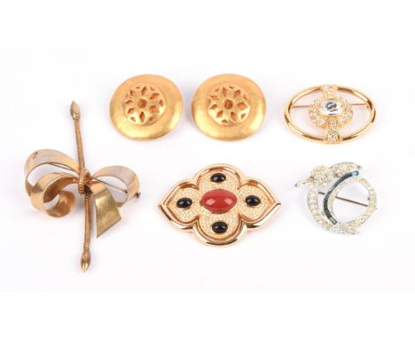 Christian Dior gem set brooch with central faux coral cabochon surrounded by four faux onyx cabochons measures 6.5cm, Delphin