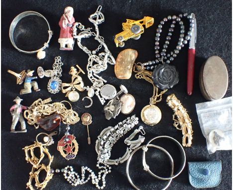 A QUANTITY OF VARIOUS COSTUME JEWELLERY AND COLLECTIBLES comprising rings, bracelets, a fountain pen and other items.