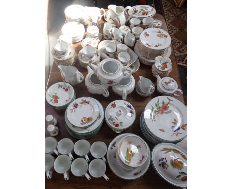 A COLLECTION OF ROYAL WORCESTER 'EVESHAM VALE' DINNER WARE (green rim), and a quantity of 'Evesham' (gilt rim, some wear) 