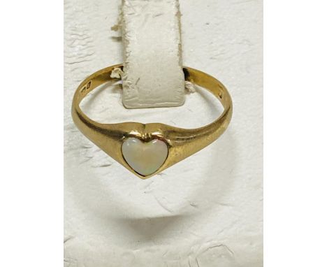 A 9ct gold &amp; opal ring 1.70 grams 
