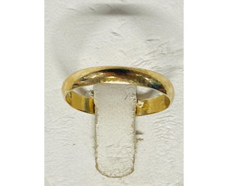 A 9ct gold band ring 1.52 grams 