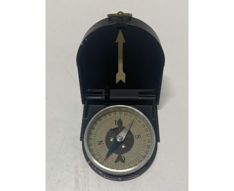 A French WW2 era military compass marked M.G. (Ministre de la guerre) 