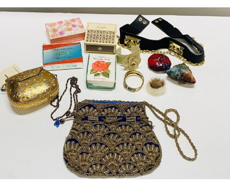 A job lot of vintage ladies fashion accessories 